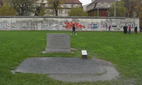 г. Берлин. Памятник жертвам Второй мировой войны на территории мемориала Берлинской стены.