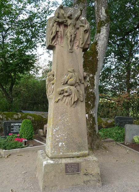 Коммуна Шалькенмерен. Памятник землякам, погибшим во время обеих мировых войн.