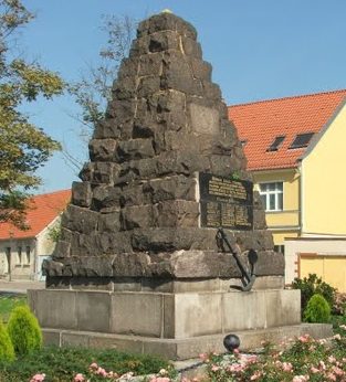 г. Айзенхюттенштадт. Памятник, установленный на братской могиле, в которой похоронено 27 советских воинов, погибших в битве за Фюрстенберг-ад-Одер 17 апреля 1945 года.