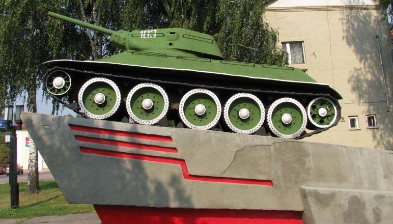 г. Брагин. Памятник-танк Т-34. Памятник установлен у Дома культуры в честь воинов 61-й армии, освободивших район в октябре-ноябре 1943 года.