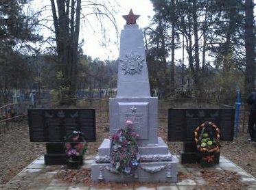 д. Бывальки Лоевского р-на. Памятник на братской могиле советских воинов.