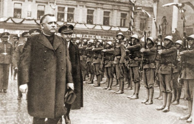 Президент Словацкой Республики Йозеф Тисо на смотре войск. 1939 г.