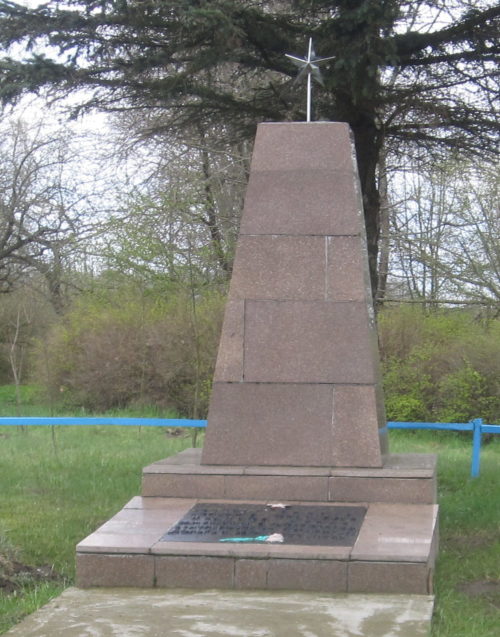 Агрогородок Солы Сморгонского р-на. Памятник, установленный на братской могиле, в которой захоронено 28 жертв войны.
