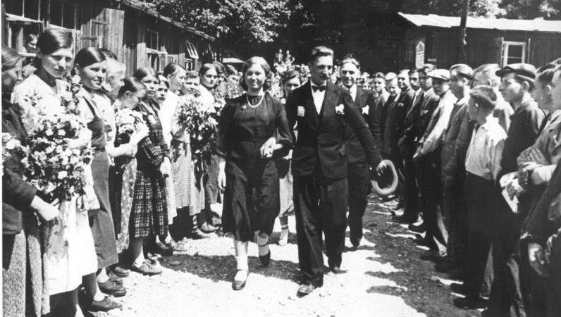 Свадьба в Восточном трудовом лагере. Фотография немецкой пропаганды. 1940 г.