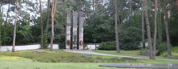 г.  Ноймаркт.  Мемориал, установленный на военном кладбище, где похоронено 5 049  военнопленных и подневольных рабочих в основном из СССР, Польши, Югославии и Румынии.