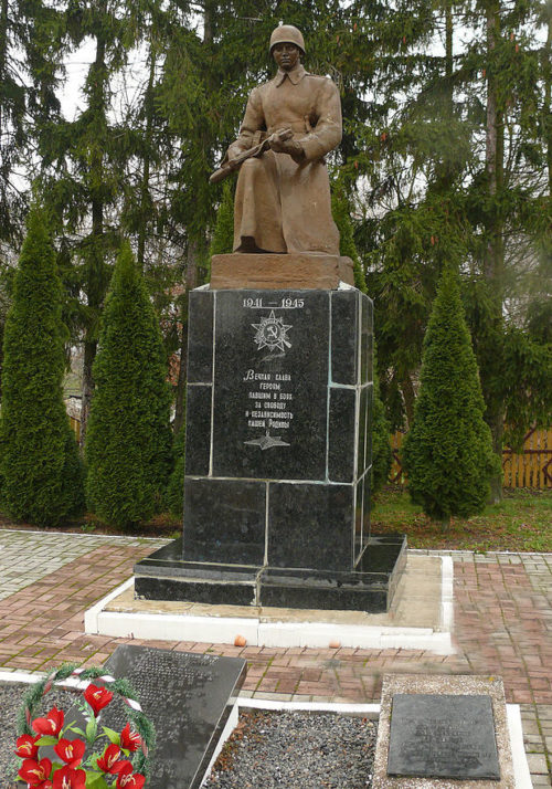 г. Брагин. Памятник, установленный на братской могиле советских воинов, павших при освобождении посёлка в 1943 году. Здесь же похоронен Герой Советского Союза Мамкин П. С.