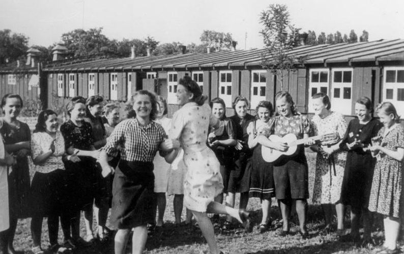 Восточные женщины в свободное время. Фотография немецкой пропаганды. 1940 г.