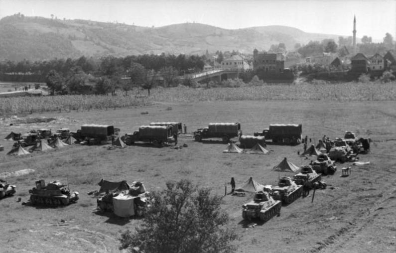 Грузовики и танки дивизии в Боснии.