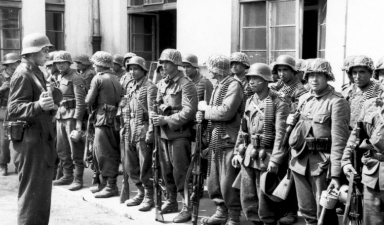 Солдаты 1/111-го азербайджанского пехотного батальона, участвовавшего в подавлении Варшавского восстания. Август 1944 г. 