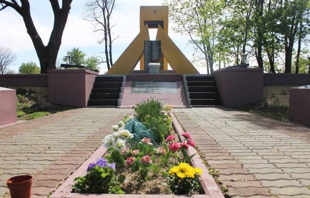 д. Галки Брагинского р-на. Воинский мемориал в честь 16-й гвардейской (112-й башкирской) кавалерийской дивизии.