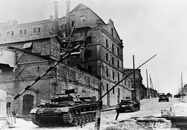 Немецкие танки в центре города. Ноябрь 1941 г.