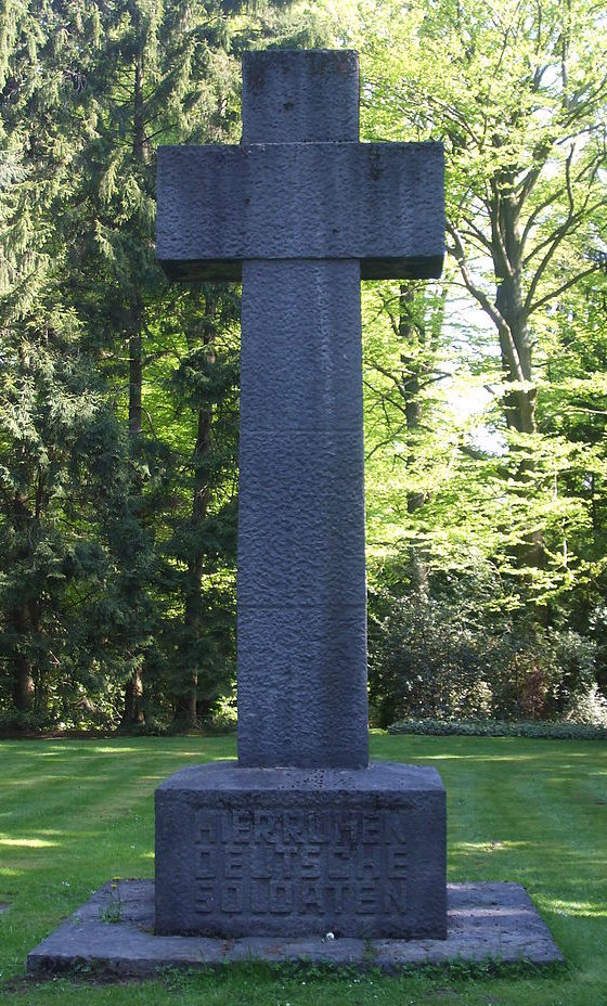 Памятный крест на кладбище.