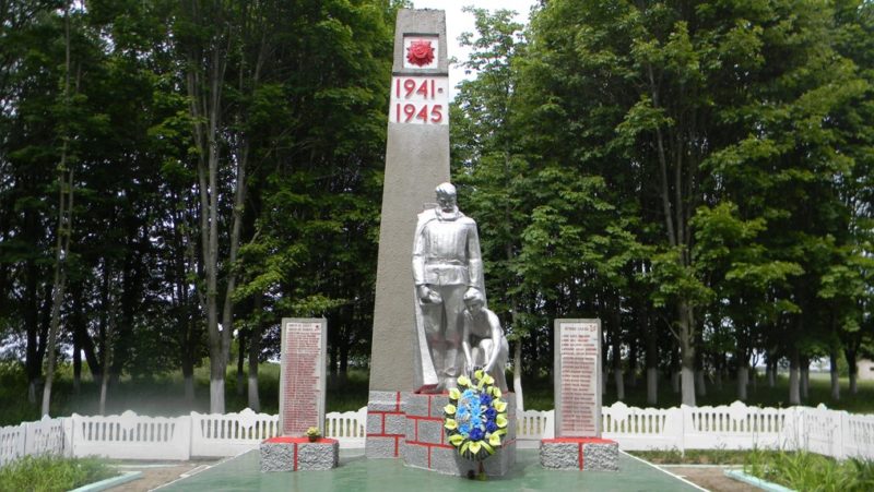 д. Гольни Берестовицкого р-на. Памятник землякам, погибшим в годы войны.