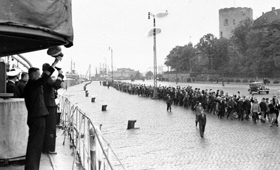 Трудящиеся Риги приветствуют советские корабли. Июнь 1940 г.