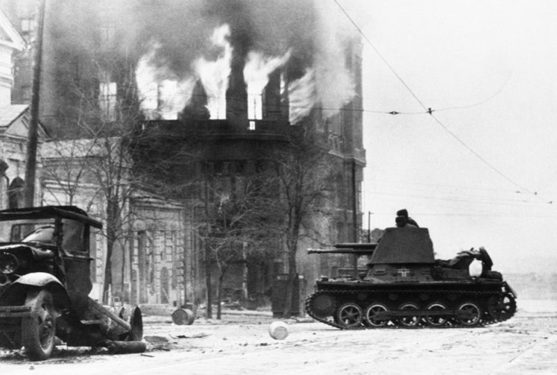 Немецкая САУ на углу Буденновского проспекта и ул. Тургеневской во время боя за город. Ноябрь 1941 г.