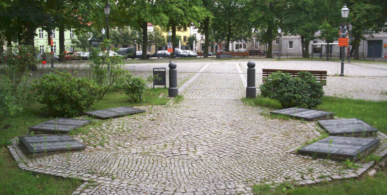 г. Альтландсберг, Меркиш-Одерланд район. Братская могила, в которой похоронено 259 советских воинов.