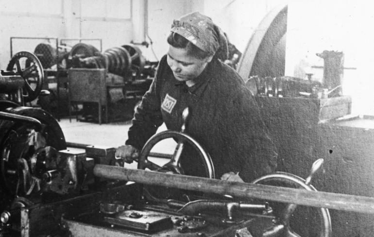 Украинка за токарным станком на заводе концерна «ИГ Фарбен». 1941 г. 