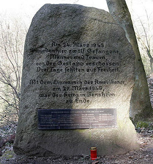 г. Бенсхайм. Памятник 12 заключенным, убитых в гестапо 24 марта 1945 года.