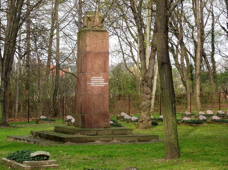 г. Вайсенфельс на Клеммберге. Памятник на советском военном кладбище.