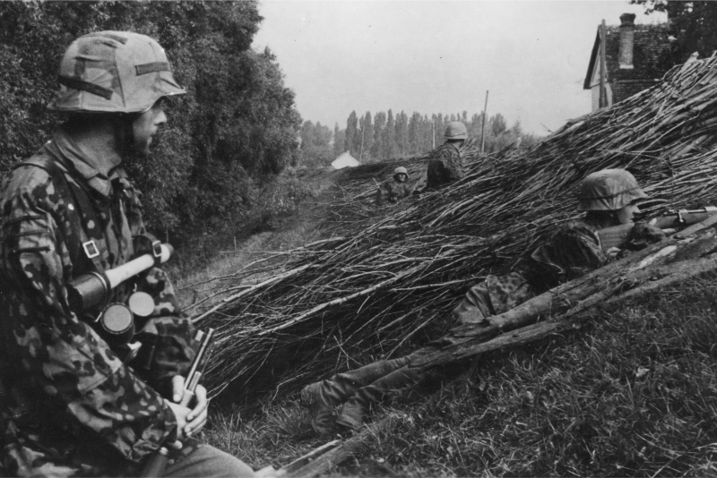 Солдаты дивизии во время подавления Словацкого национального восстания. Октябрь 1944 г. 