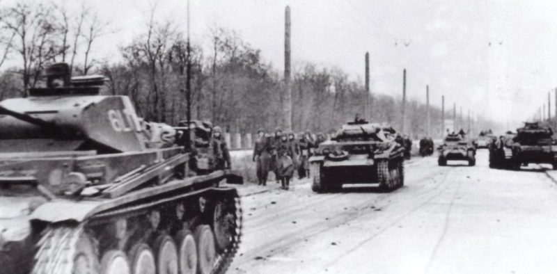 Немецкие танки на пр. Сельмаш во время первой оккупации. Ноябрь 1941 г.
