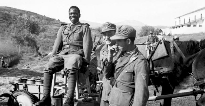 Африканский доброволец и два германских солдата несут службу в Греции. 