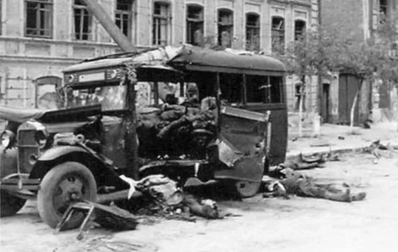 Разбитый советский штабной автобус. Ноябрь 1941 г.