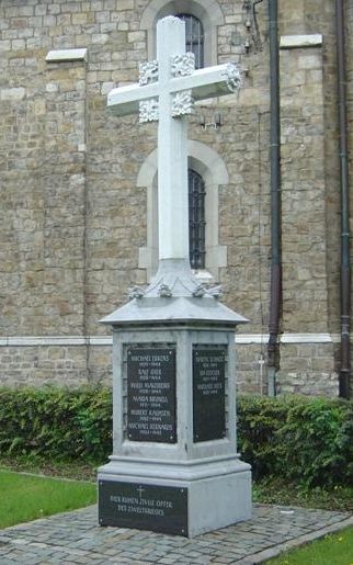 г. Аахен. Памятник у церкви Эйлендорф в память о местных жителях, погибших в годы войны. 