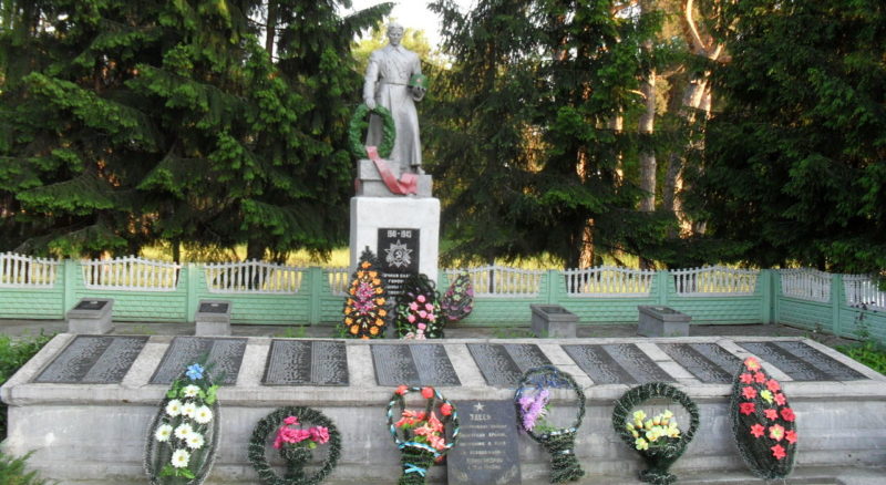 п. Комарин Брагинского р-на. Памятник на братской могиле, погибшим воинам и землякам.