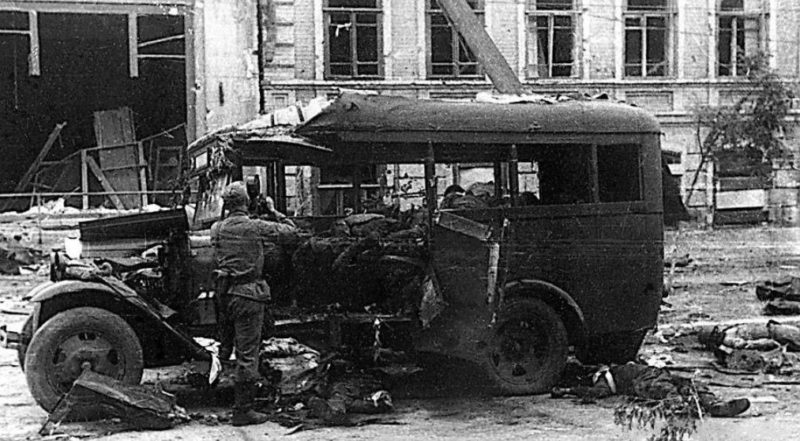 Разбитый советский штабной автобус. Ноябрь 1941 г.
