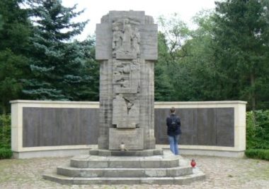 г. Бад-Либенверда р-н Нойбурксдорф. Памятник, установленный на братских могилах, в которых похоронено 2 368 советских военнопленных. 