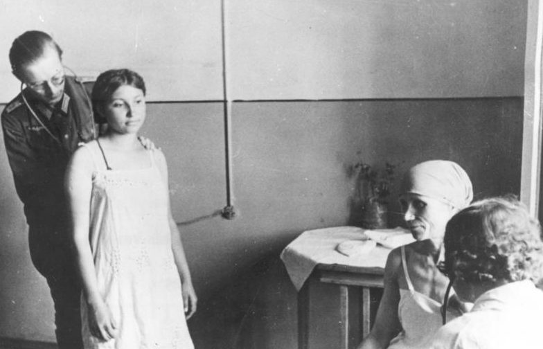 Медицинский осмотр украинок перед отправкой в Германию. Артемовск. Май 1942 г.