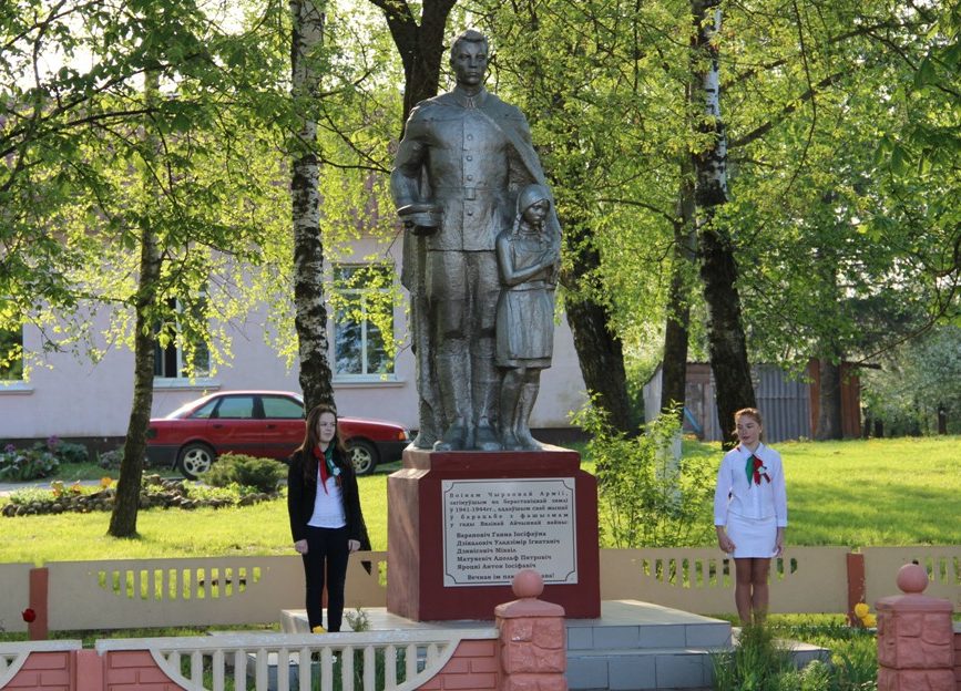 д. Макаровцы Берестовицкого р-на. Памятник землякам, погибшим в годы войны.