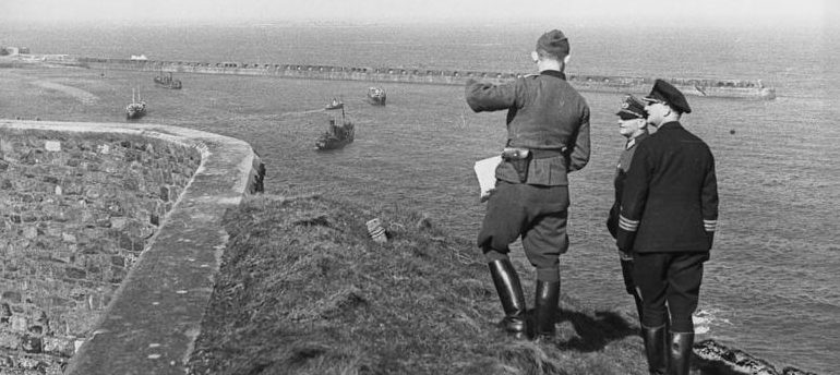 A németek Fort Albert felől ellenőrzik a kikötőt.  1942 g.