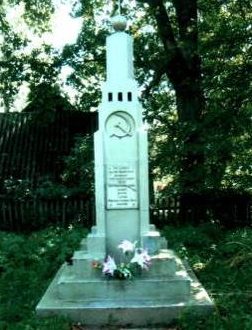 д. Лядки Кореличского р-на. Памятник, установлен на братской могиле, в которой захоронено 13 советских воинов, в т.ч. 4 неизвестных.