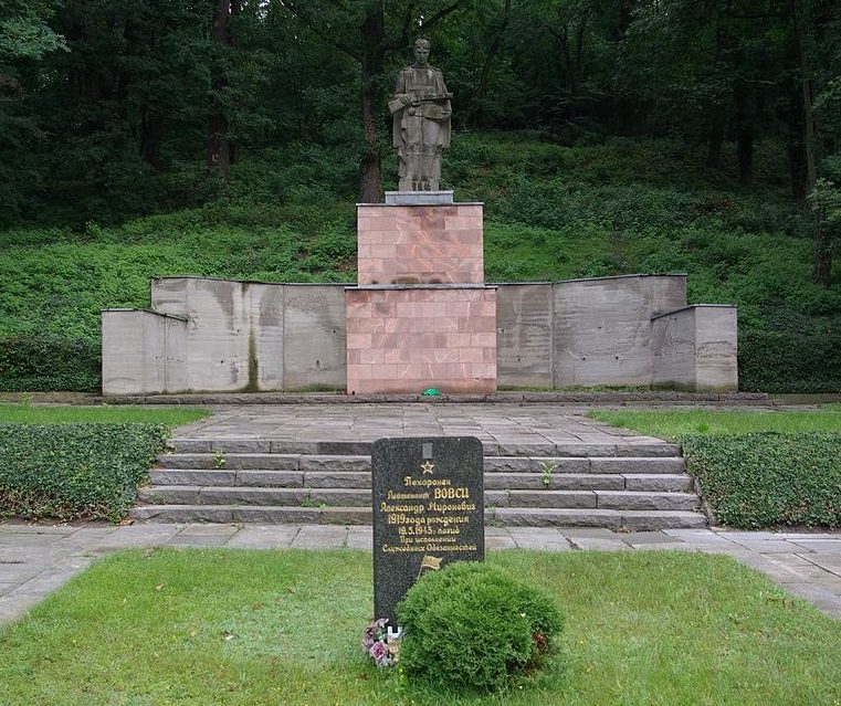 г. Бад-Фрайенвальде. Памятник, установленный на братских могилах, в которых похоронено 1 843 советских военнопленных.