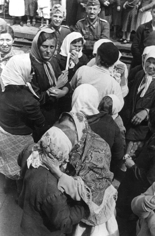 Отправка украинских девушек в Германию. Артемовск. Май 1942 г.