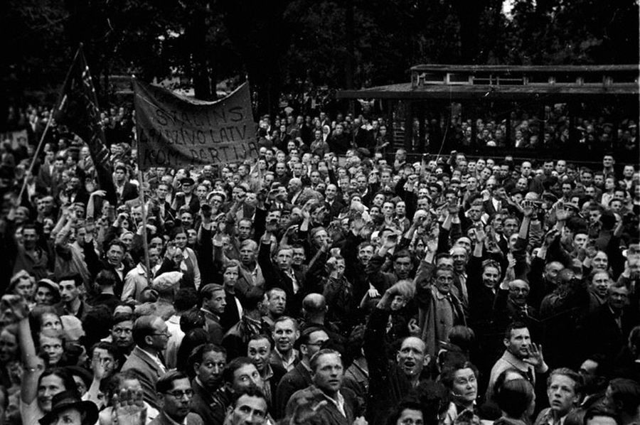 Демонстрация трудящихся, посвященная предстоящим выборам в Латвийский народный сейм. Июль 1940 