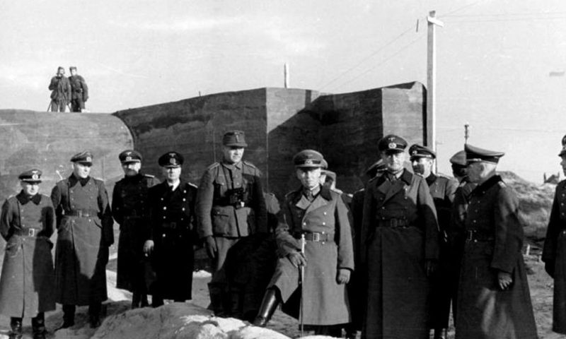 Фельдмаршал Эрвин Роммель инспектирует защитные сооружения Атлантического вала возле бельгийского порта Остенде. 1942 г.