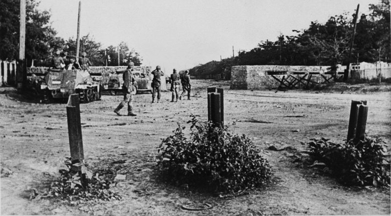 Захваченный немцами ДОТ-баррикада. Ноябрь 1941 г.