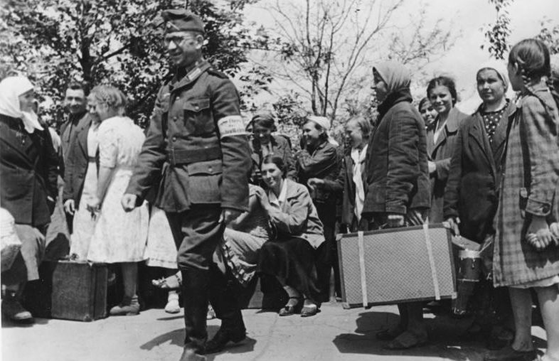 Отправка украинских девушек в Германию. Артемовск. Май 1942 г.