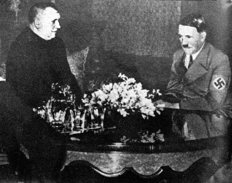 Президент Словацкой Республики Йозеф Тисо и Гитлер. Июль 1940 г. 