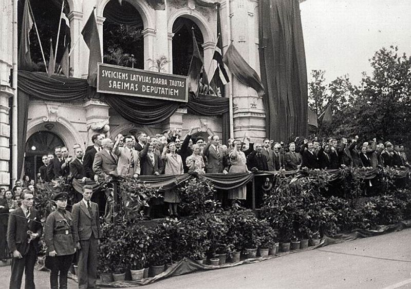 Народный Сейм ЛССР приветствует демонстрантов. Июль 1940 г. 