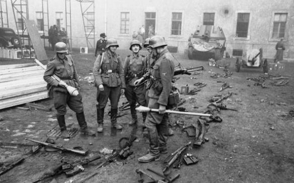 Солдаты дивизии во время битвы за Берлин. Апрель 1945 г. 