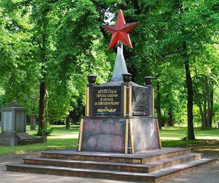 Коммуна Далльгов-Дёбериц. Памятник советским воинам.