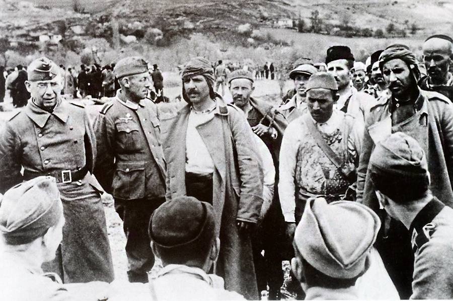 Албанские добровольцы записываются в дивизию.