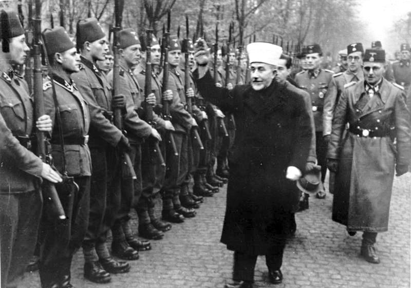 Амин аль-Хусейни, муфтий Иерусалима, приветствует военнослужащих дивизии. Ноябрь 1943 г. 