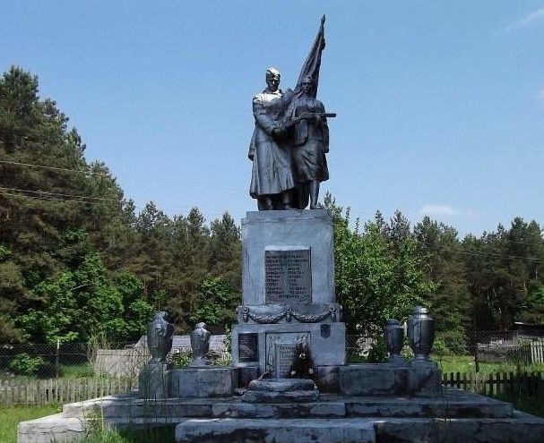 д. Рудьма Кореличского р-на. Памятник, установленный на братской могиле, в которой похоронен 31 советский воин.