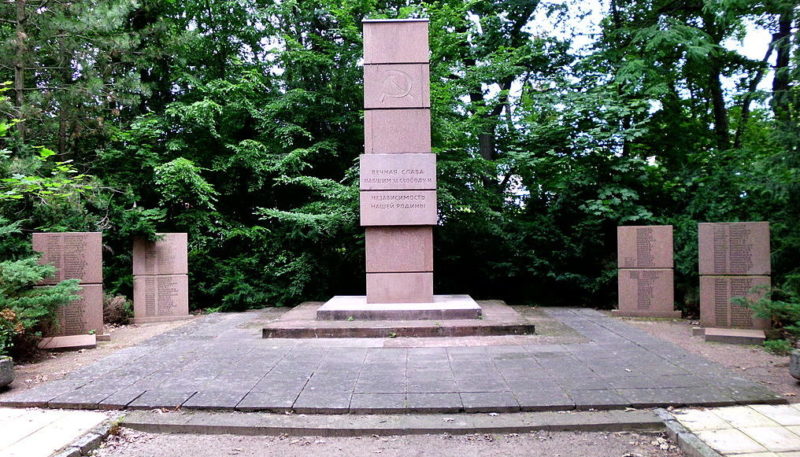 г. Белитц. Памятник, установленный у братских могил, в которых похоронено 855 советских солдат и офицеров.