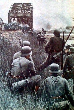 Передовой немецкий отряд штурмует мост. 29 июня 1941 г. 